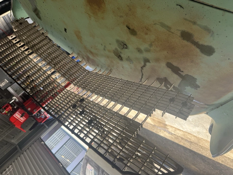 1956 年凯迪拉克系列 62 前烤架完整带徽章 — 第 2/2 张图片