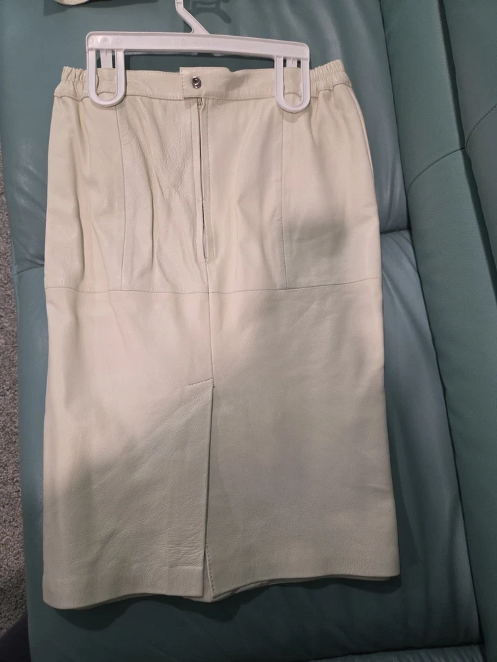 Traje de tres piezas de cuero crema con acento de hoja de oro. Único en su clase Foto 4 de 4