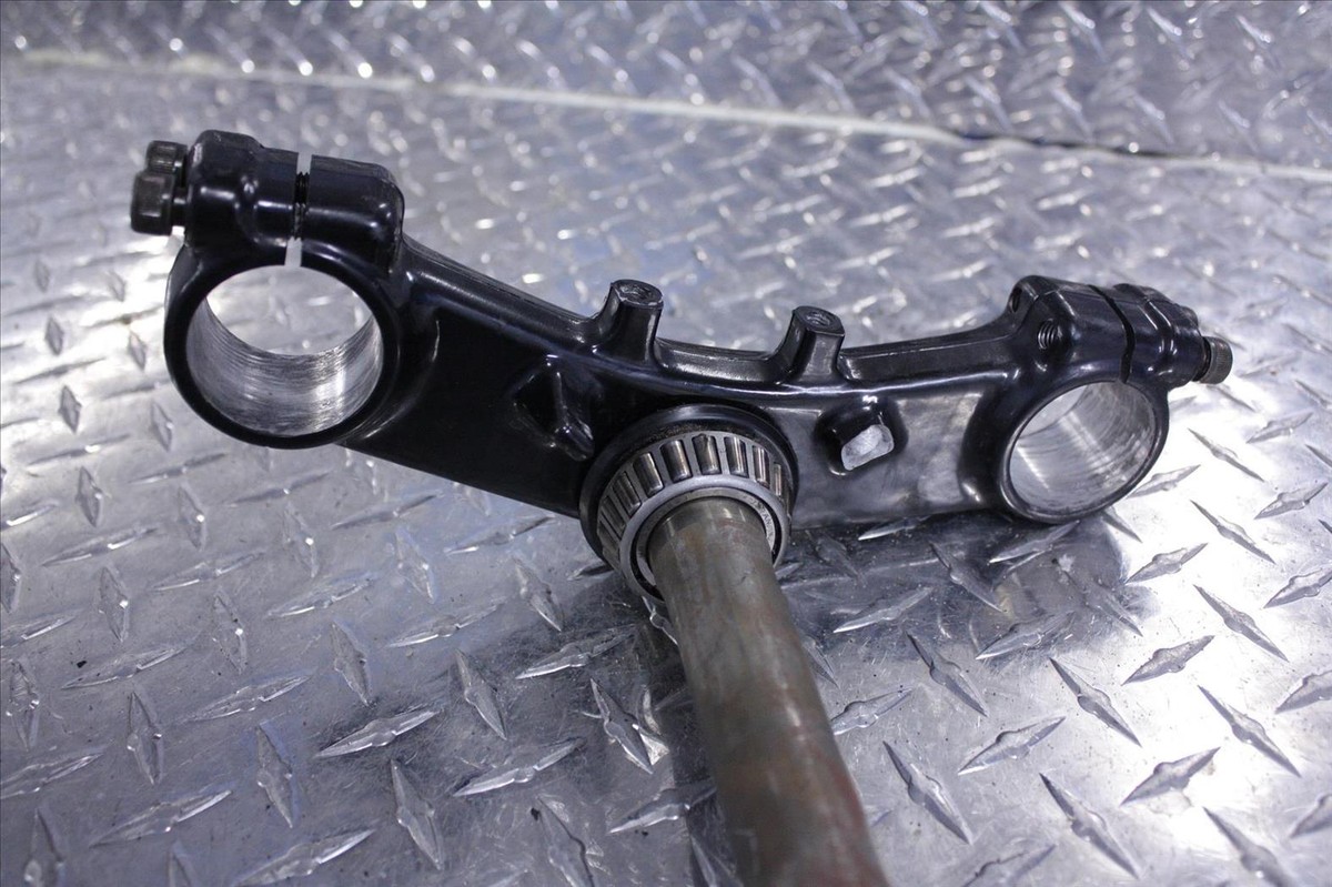 98 KAWASAKI ZX 600 E LOWER TRIPLE TREE CLAMP W/ STEERING STEM