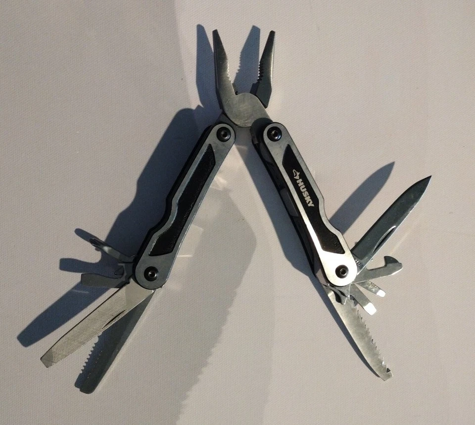 Multiherramienta HUSKY 13 en 1 de acero inoxidable tratada térmicamente en excelente estado Foto 2 de 4