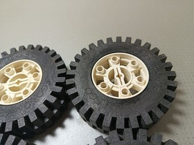 Lego White Wheel 24 x 43 Technic with Black Tire 24 x 43 Technic (3739 / 3740)