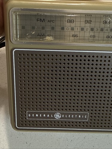Radio AM/FM General Electric Powered AC/Batería Modelo No. 7-2825J Vintage - Imagen 17 de 19