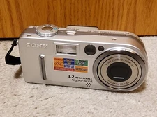 Sony Cybershot DSC-P7 Digital Camera 3.2MP Silver Bundle Battery Charger Case