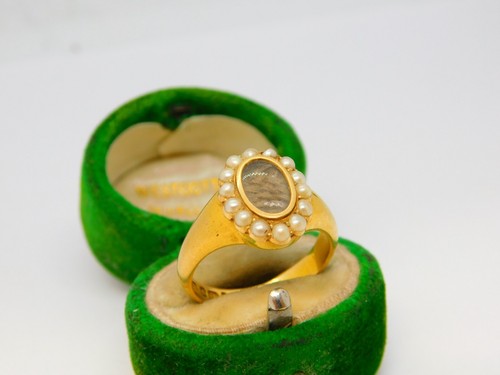 18ct Yellow Gold, Seed Pearl & Hair Set Mourning Ring Antique 1913 Chester - Picture 4 of 7