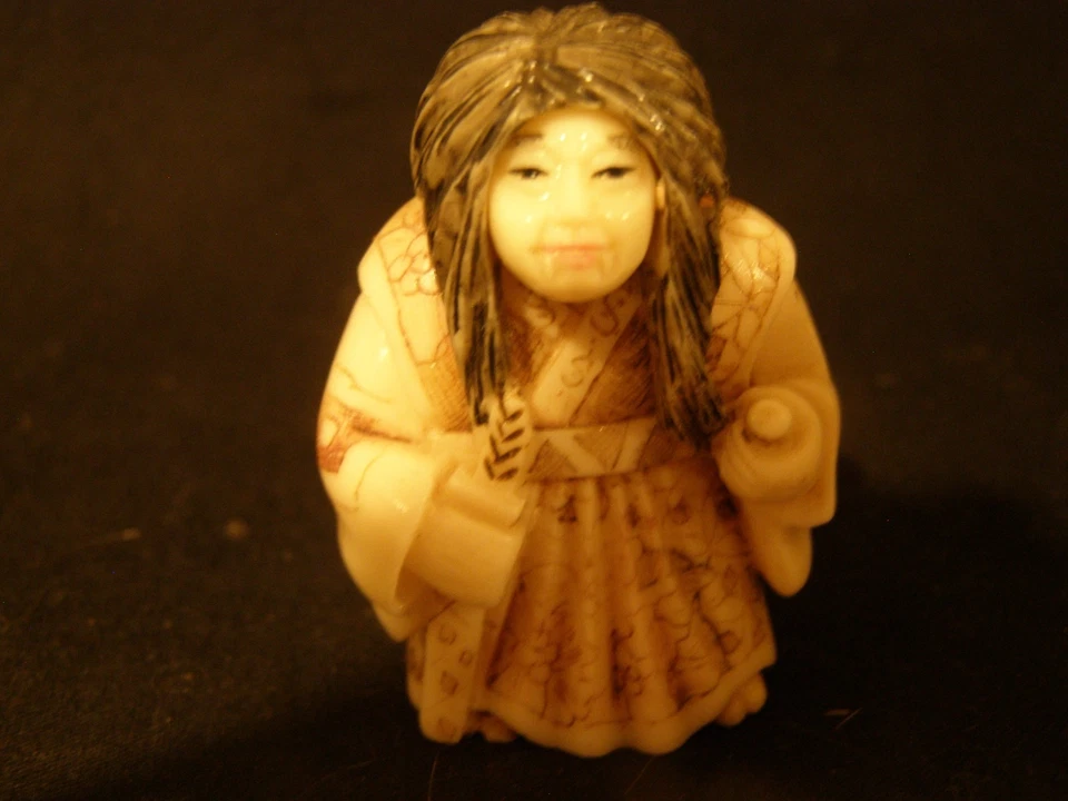 Figura de resina Netsuke japonesa de colección giratoria de dos caras de vampiro/mujer firmada Foto 2 de 4