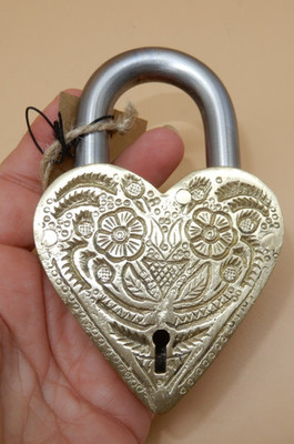 NEW NWT Creative Co-Op large ornate Heart Lock Brass & Iron + Two Keys padlock