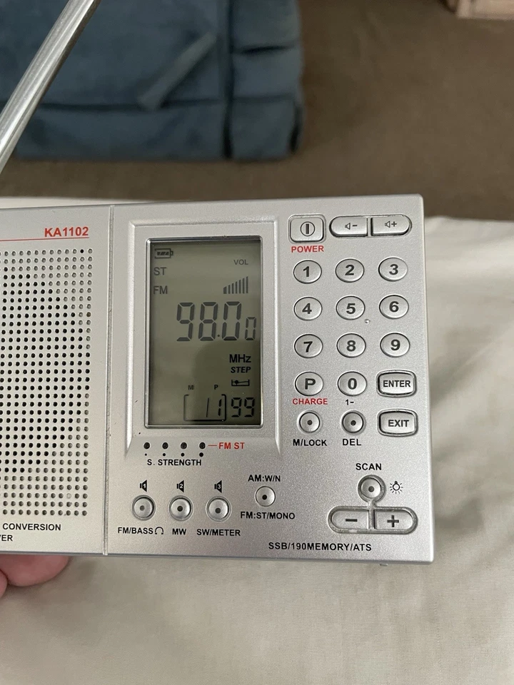 Radio/receptor mundial Kaito KA1102 AM/FM/ONDA CORTA *probado y funcionando* Foto 3 de 4