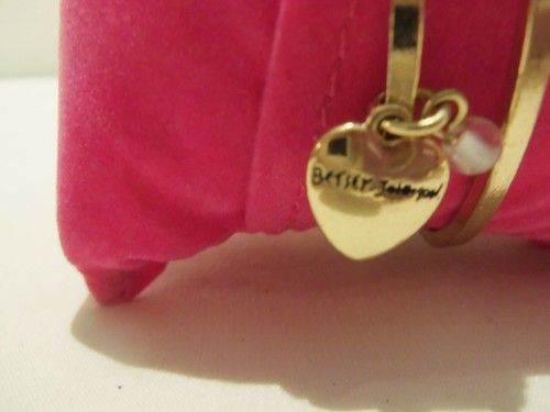 BETSEY JOHNSON LARGE CROWN HINGE BRACELET- ORIGNAL BOX-TAG-VINTAGE -VERY RARE - Picture 5 of 7