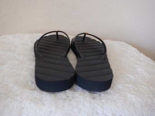 Tory Burch Kira Black Flip Flop Thong Sandal Brass Gold Logo Size 10 New - Picture 4 of 6