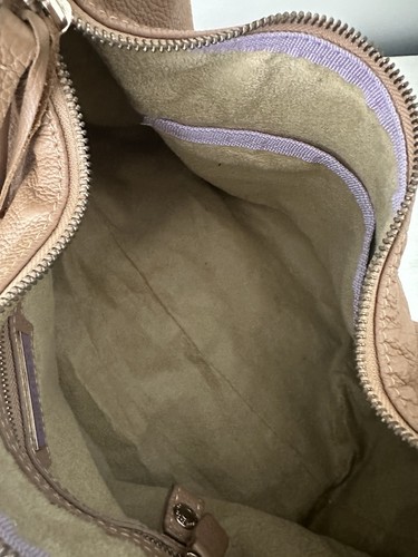 Bolso de Mano Jimmy Choo Hobo Cuero Tostado Camel con Herrajes Dorados y Forro de Gamuza - Imagen 18 de 23