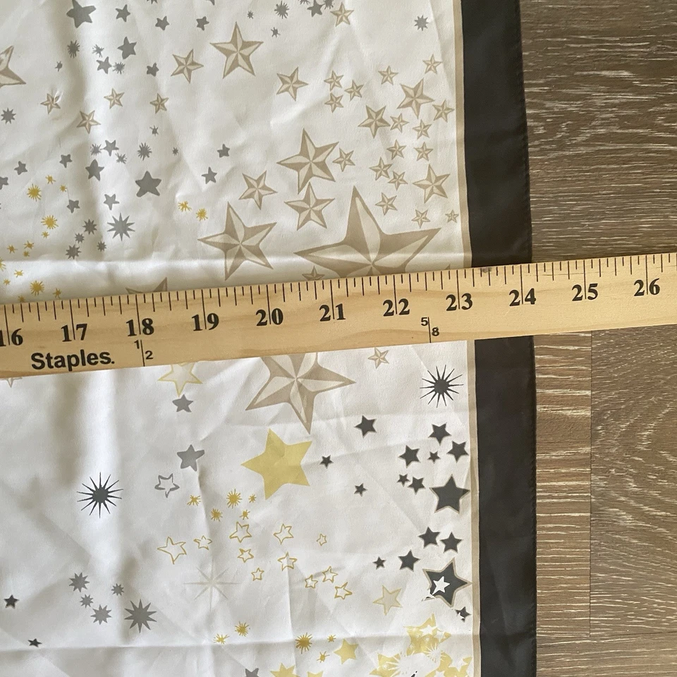 "Bufanda bandana cuadrada BCBG negra dorada beige estrellas preppy 24"" Starburst" Foto 4 de 4