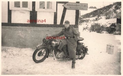 Deutscher Soldat mit Motorrad NSU 601 am Wegweiser Oberhundem Großfoto