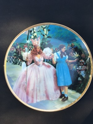 Wizard Of Oz 8 1/2 Inch Collector Plate - A Glimpse Of The Munchkins ~