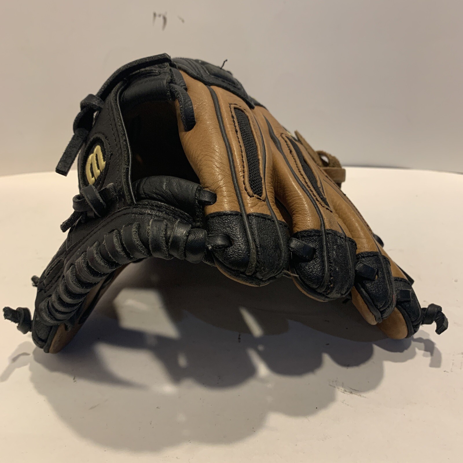 Wilson A900 Baseball Glove 11.5&rdquo; RHT H-Web A0900  1786.  Read Full Description