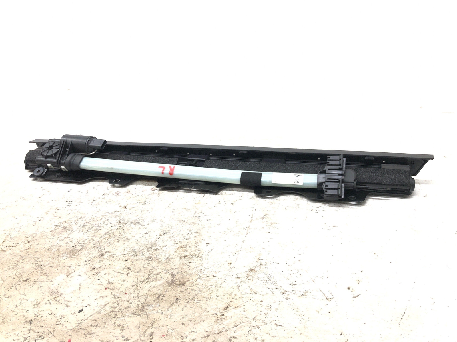 2016-2020 BENTLEY BENTAYGA LEFT REAR DOOR SUNSHADE ROLLER BLIND W/ DRIVE MOTOR