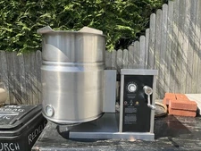 Commercial 10 Gallon Tilting Kettle,￼ Electric