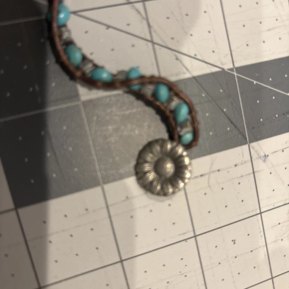 Pulseira de couro marrom e turquesa com miçangas - Imagem 2 de 4