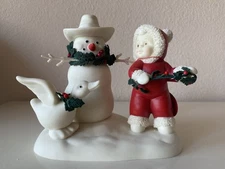 Dept 56 Snowbabies 67536 "HOLIDAY DECORATING" Figurine - 2003