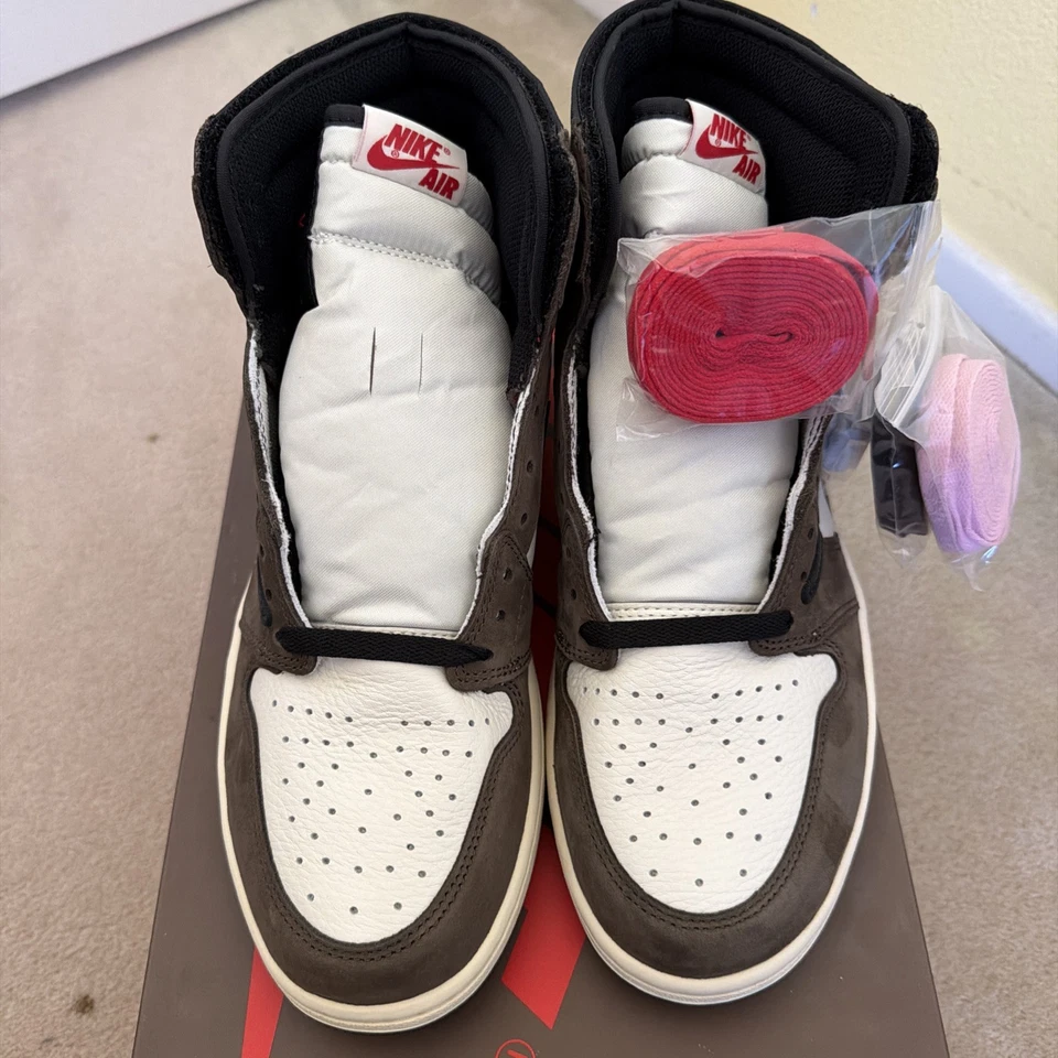 Talla 10.5 - Jordan 1 Retro OG x Travis Scott High Mocha (NUNCA USADO) Foto 4 de 4