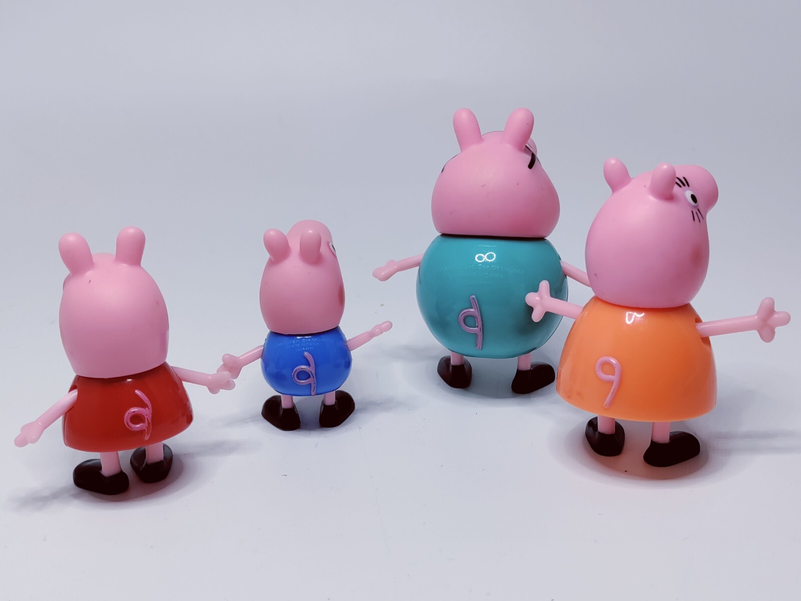 Hasbro - Peppa Pig - Pack de 4 figuras de la familia Peppa Pig en  vacaciones - Modelos surtidos ㅤ, Peppa Pig. Cat 54