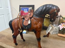 Ancienne statue de cheval enveloppée de cuir avec selle - Jason Keith