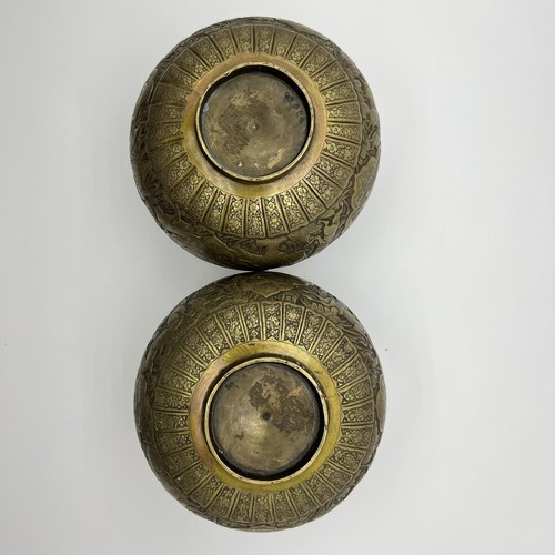 Vasi Weird Things Antichi 1950 Ottone Originale Raro Rilievo Inciso Iran - Foto 15 di 23