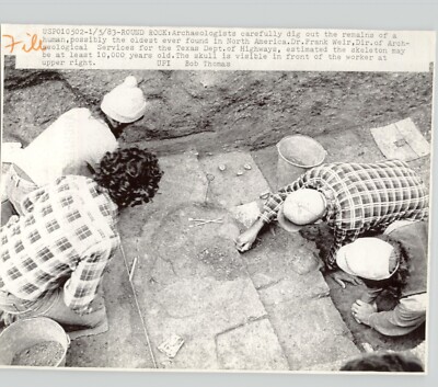 ARCHEOLOGISTS Dig Out Ancient Human Remains TEXAS Vintage 1983 Press Photo