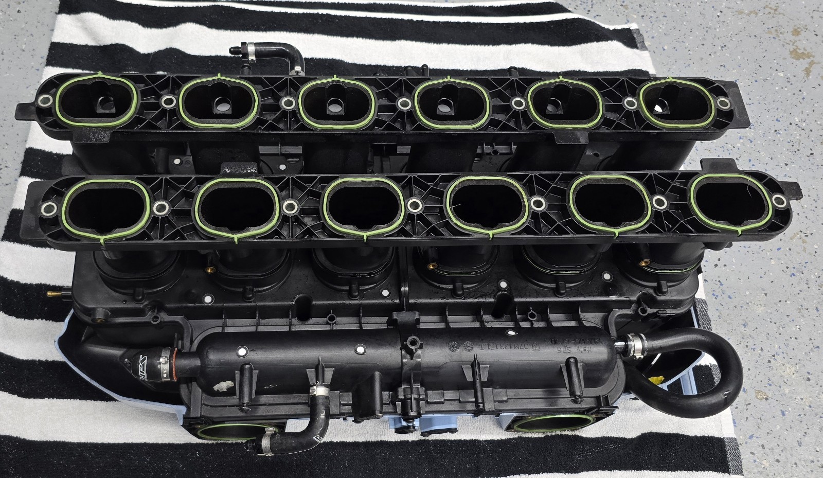 07M133151J Lamborghini INTAKE MANIFOLD Aventador Engine  07M103927K Carbon 66