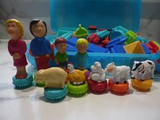 STICKLE BRICKS TRAGETASCHE MIT FIGUREN UND TIEREN FÜR IHR SPIEL.