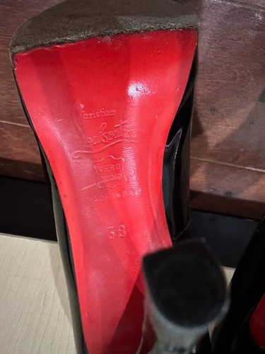 BOMBA CHRISTIAN LOUBOUTIN PRIVE PUNTA ABIERTA CHAROL NEGRO EE. UU. 8 / UE 38 - Imagen 10 de 16