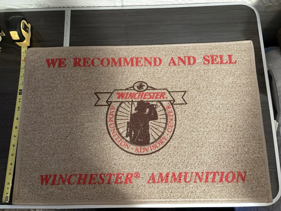 WINCHESTER MUNITION ADVISORY CENTER Alfombra Winchester Munition Ad Rara 27"×18 Foto 2 de 3