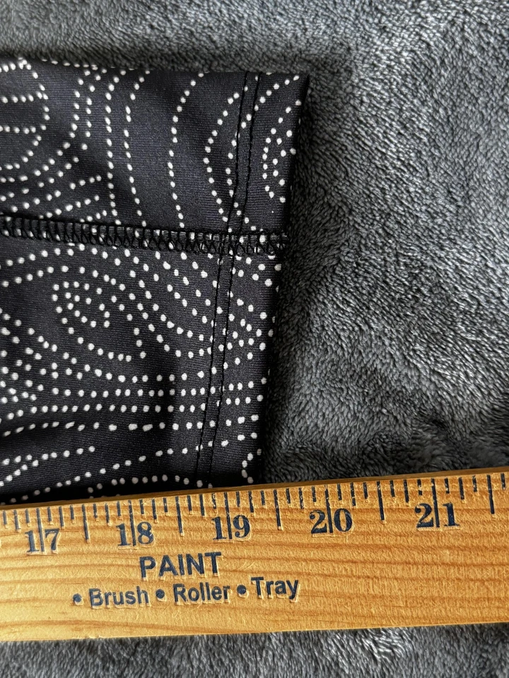 Lululemon Athletica Pants Womens 4 Black White Printed Capri Crop Leggings - Image 4 of 4