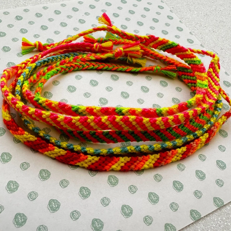 Bracciali dell'amicizia realizzati a mano tecnica macramè fluo - personalizzato - Immagine 3 di 4