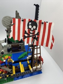 Lego Pirates 6281 Pirates Perilous Pitfall - w/ Minifigs & Manual! 99% Complete