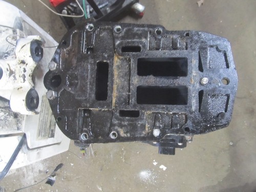 2007 - 09 115hp Evinrude Outboard Etec  25" E-Tec Midsection w/ EXHAUST HOUSING - Picture 2 of 3