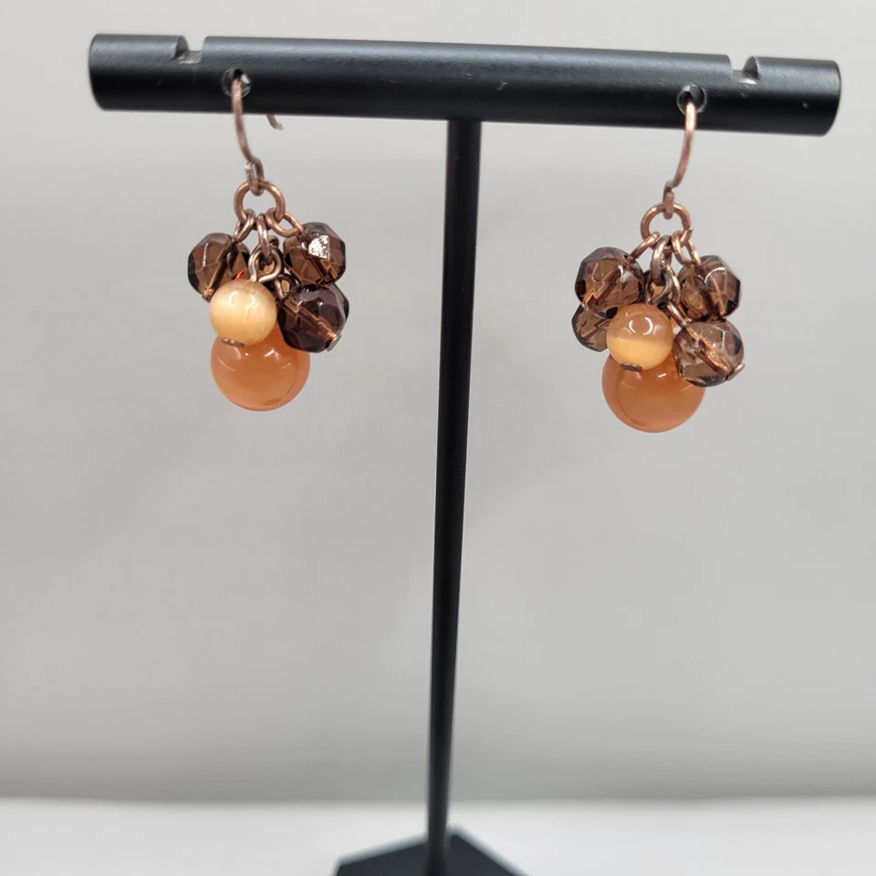 Pendientes de gancho perforados de cobre con racimo de cuentas de cristal marrón facetado ojo de gato naranja  Foto 4 de 4