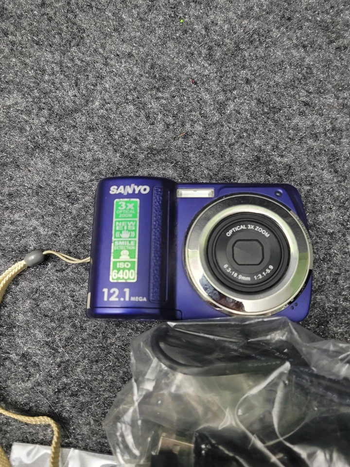 Sanyo VPC-S120 Digital Camera 12.1MP 3X Optical Zoom Blue w/Box Cables Manual CD - Image 2 of 4