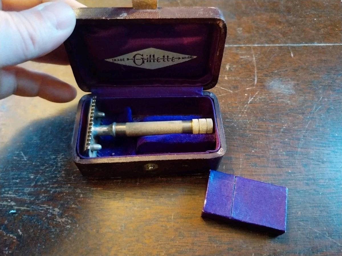 Écrin Publicitaire Gillette Années 1950 Avec Lots De Rasoirs Et Accessoires Coiffure