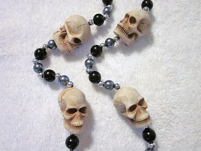 REALISTIC ''HUMAN SKULLS'' BLACK/GRAY/SILVER  MARDI GRAS NECKLACE RAIDERS (B594)