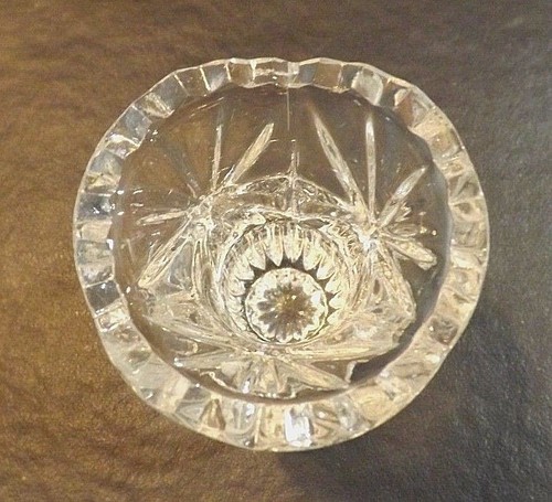SOPORTE PARA PALILLOS DE DIENTES DE VIDRIO TRANSPARENTE 2 1/2" DE ALTO DIENTE DE SIERRA Y BORDE SUPERIOR DE VIEIRA GRANDE - Imagen 5 de 6