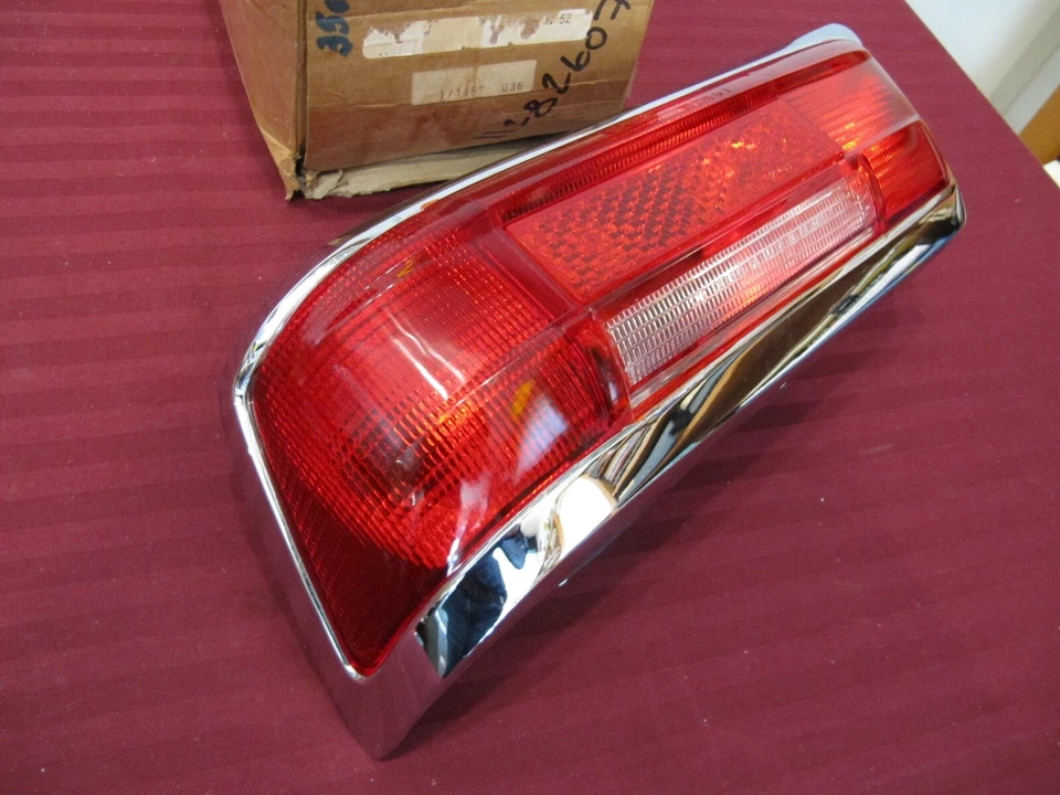 Lente de lámpara de luz trasera izquierda NOS Mercedes-Benz W111 250SE 280SE cupé descapotable Foto 4 de 4