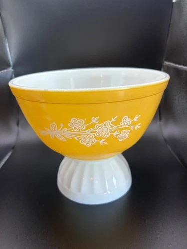 Vintage Pyrex "Butterfly Gold " #402, 1.5 Quart Mixing / Nesting Bowl