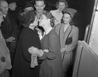 Mrs Rita Fitz Simons mother of screen star Maureen O'Hara left Los- Old Photo