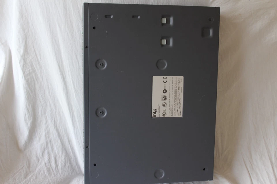 Intel Express 10/100 24-Port Stackable Hub EE110TX24 - Image 3 of 4