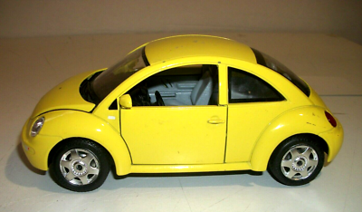 1998 Die Cast Yellow VW Burago New Beetle 1:24 Scale Made In Italy