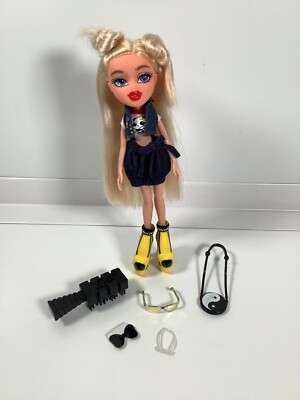 Bratz Puppe mit Zubehör, Schuhen und Kleidung