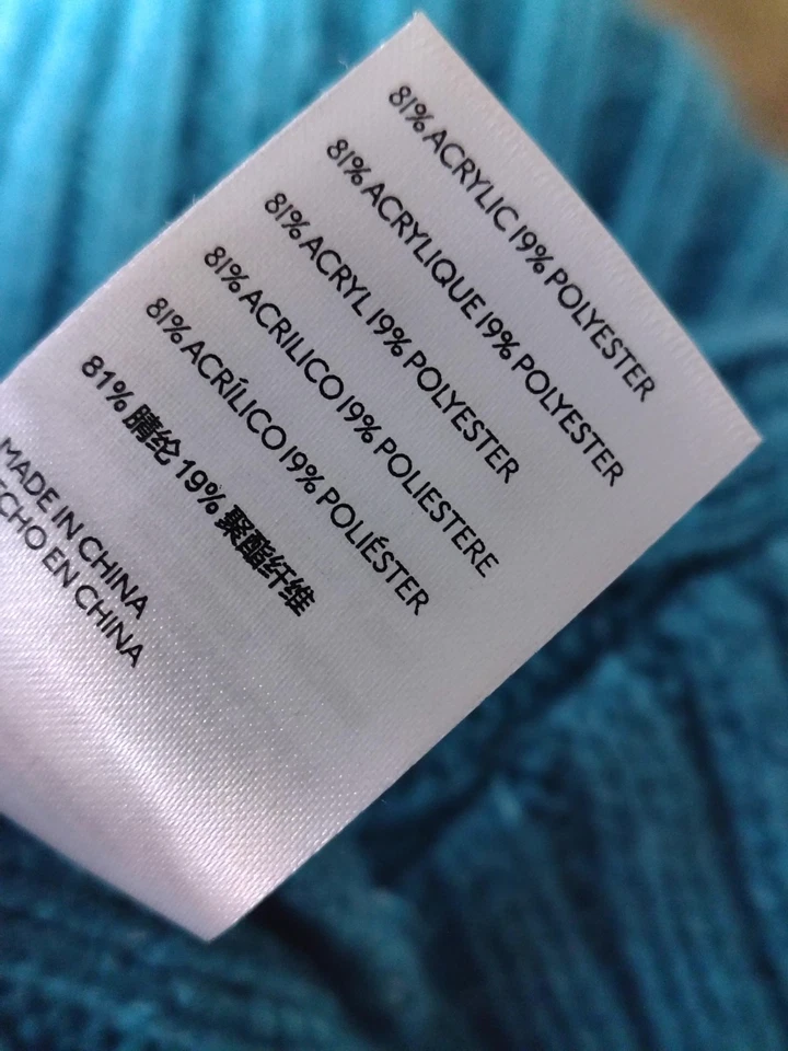 Suéter de capucha tejido con cable grueso recortado Urban Outfitters para mujer talla mediana Foto 3 de 4