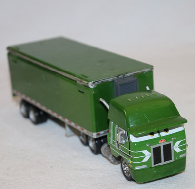 Disney Pixar Cars Gil Peterbild Kenworth Lkw Hauler Transporter 21,5 cm