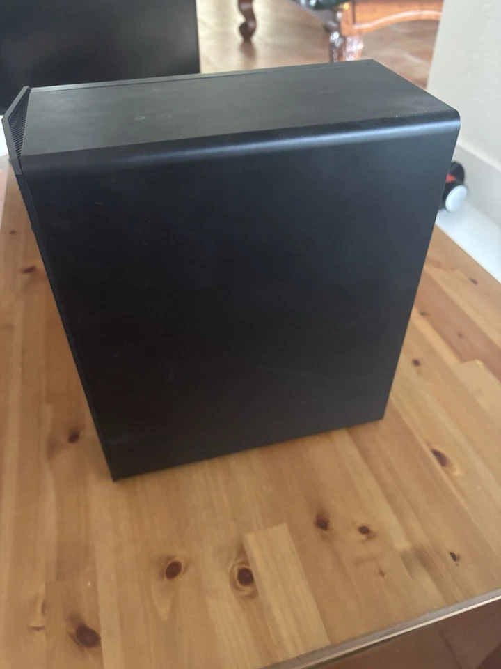 Escritorio para juegos HP Pavilion. Buen estado. Foto 3 de 4