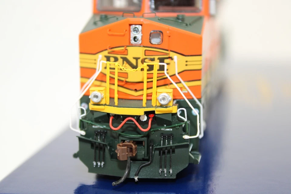 Athearn Genesis HO Scale BNSF GE ES44DC Diesel Locomotive #7674 NOS - Image 3 of 4
